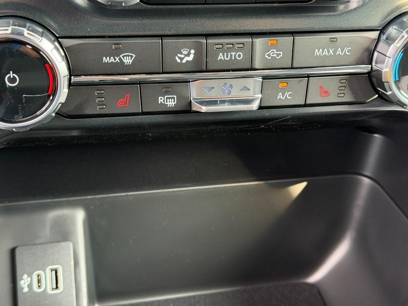 Ford F-150 Vehicle Full-screen Gallery Image 14