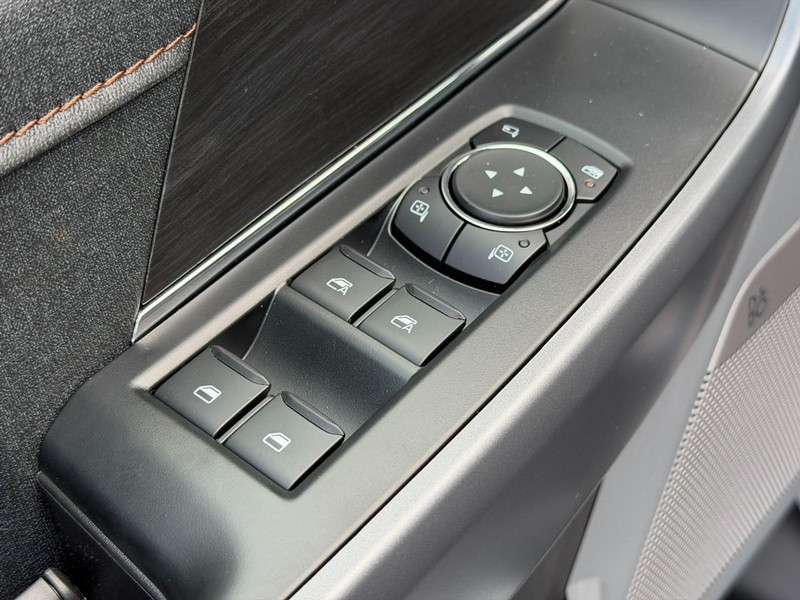 Ford F-150 Vehicle Full-screen Gallery Image 9