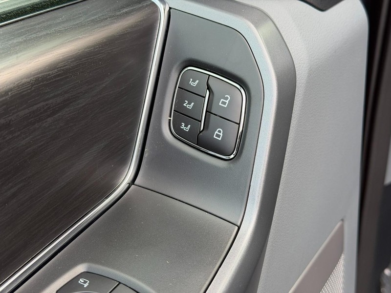 Ford F-150 Vehicle Full-screen Gallery Image 10