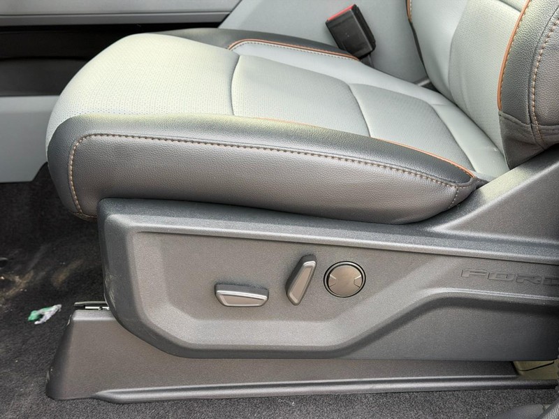 Ford F-150 Vehicle Full-screen Gallery Image 11
