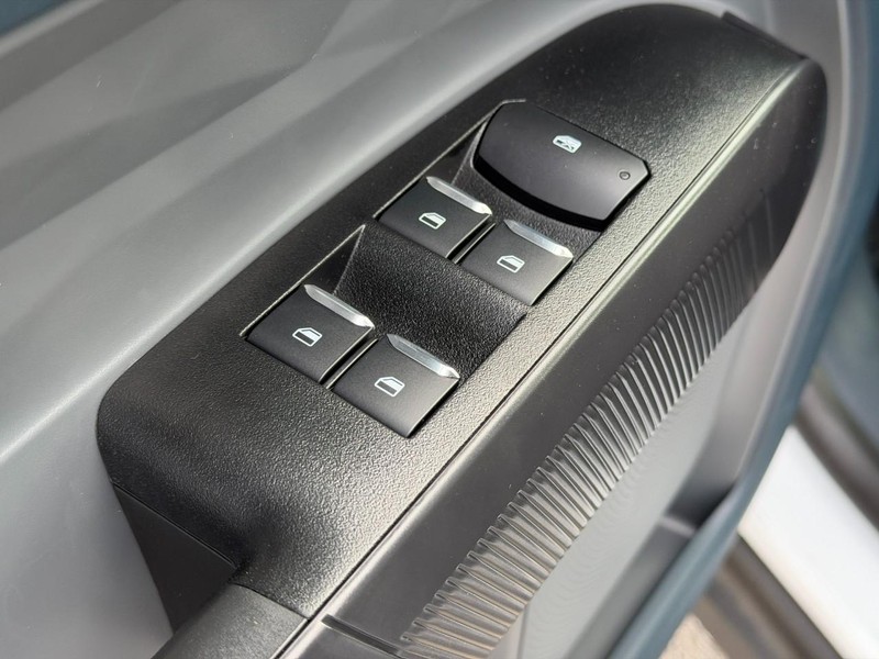 Ford Maverick Vehicle Full-screen Gallery Image 9
