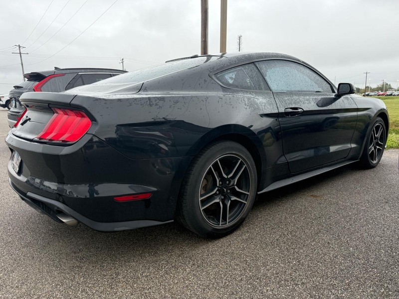 Ford Mustang Vehicle Full-screen Gallery Image 4