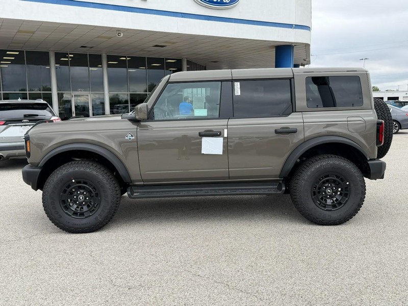 Ford Bronco Vehicle Full-screen Gallery Image 2