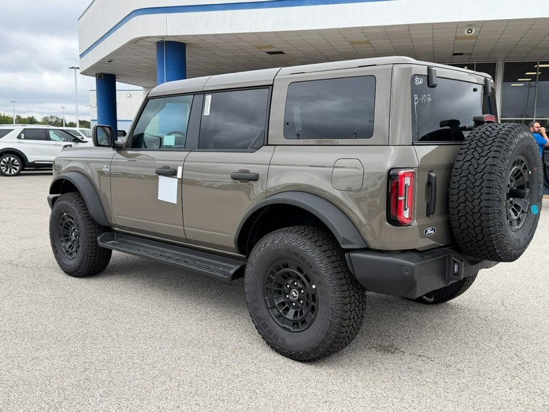Ford Bronco Vehicle Full-screen Gallery Image 3
