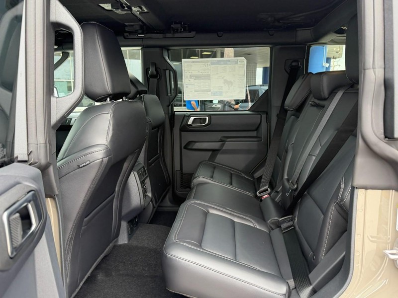 Ford Bronco Vehicle Full-screen Gallery Image 4