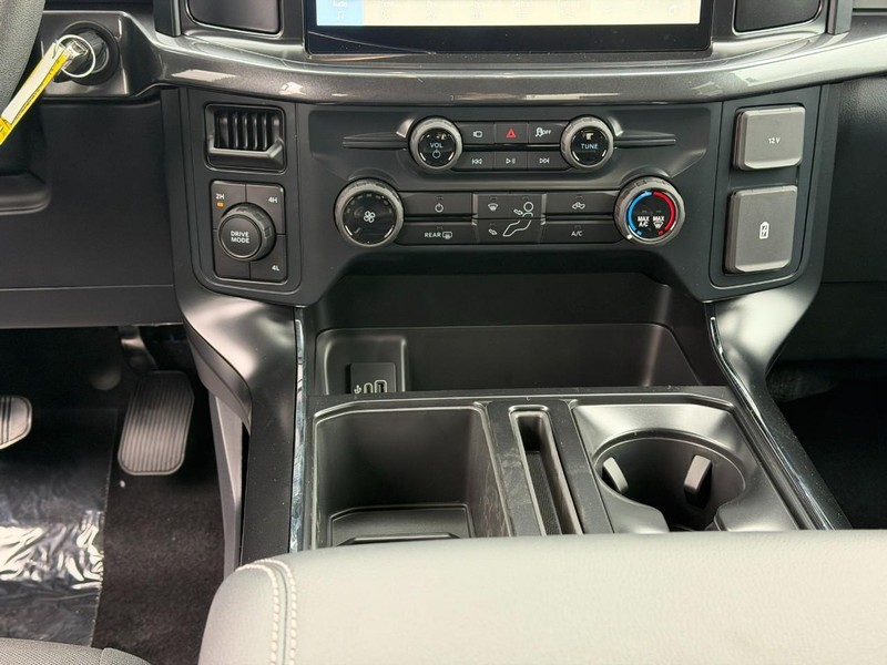 Ford F-150 Vehicle Full-screen Gallery Image 8
