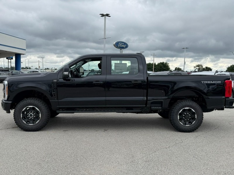 Ford Super Duty F-250 SRW Vehicle Full-screen Gallery Image 2