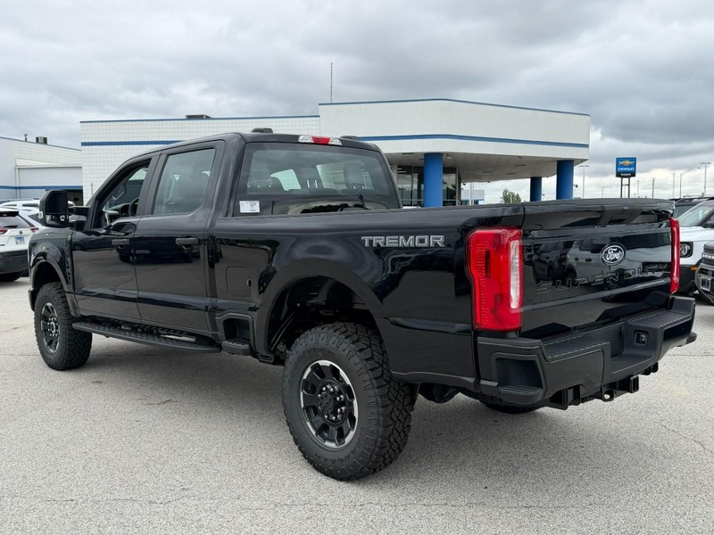 Ford Super Duty F-250 SRW Vehicle Full-screen Gallery Image 3