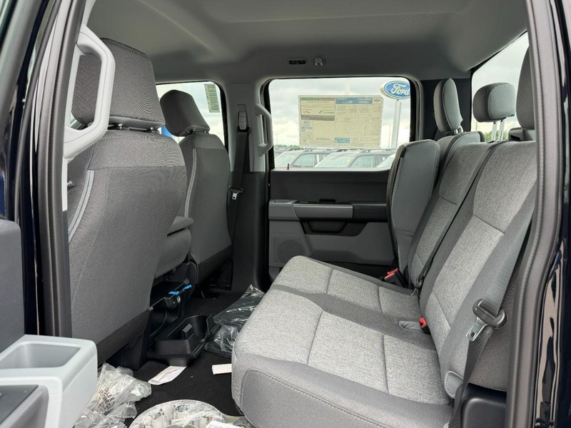 Ford Super Duty F-250 SRW Vehicle Full-screen Gallery Image 4