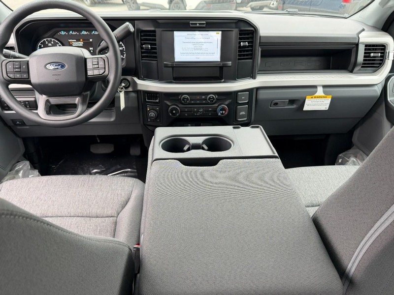 Ford Super Duty F-250 SRW Vehicle Full-screen Gallery Image 5