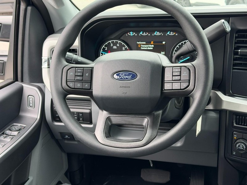 Ford Super Duty F-250 SRW Vehicle Full-screen Gallery Image 6