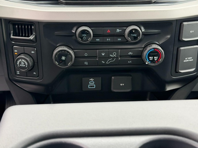 Ford Super Duty F-250 SRW Vehicle Full-screen Gallery Image 8