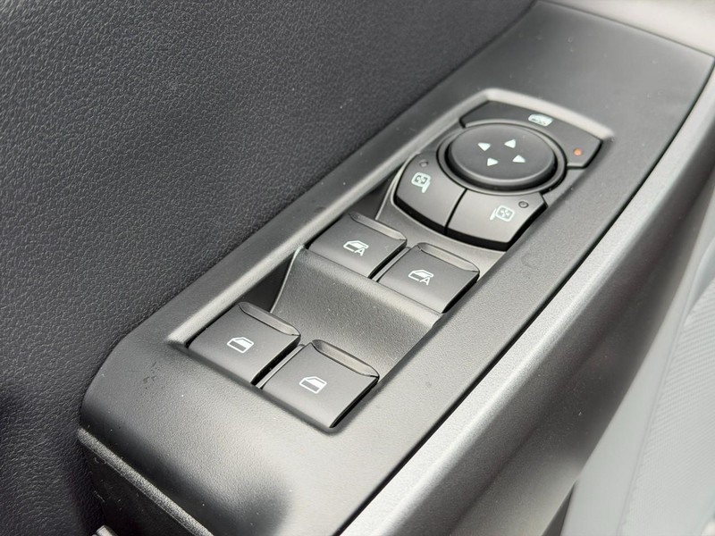 Ford Super Duty F-250 SRW Vehicle Full-screen Gallery Image 9