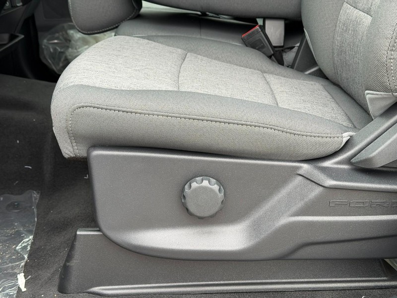 Ford Super Duty F-250 SRW Vehicle Full-screen Gallery Image 10