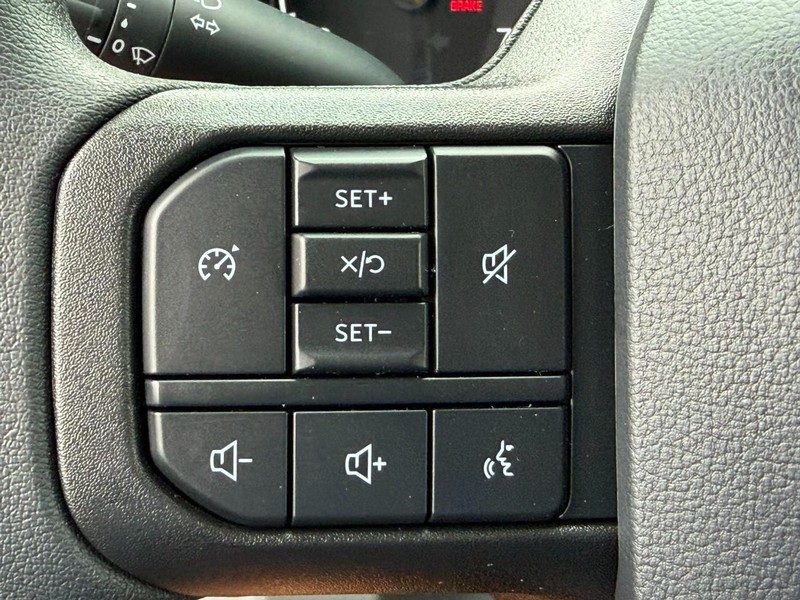 Ford Super Duty F-250 SRW Vehicle Full-screen Gallery Image 11