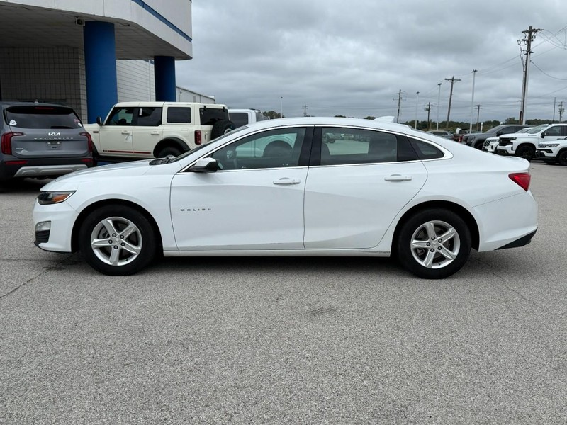 Chevrolet Malibu Vehicle Full-screen Gallery Image 02