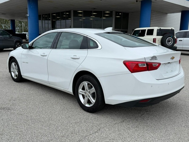 Chevrolet Malibu Vehicle Full-screen Gallery Image 03