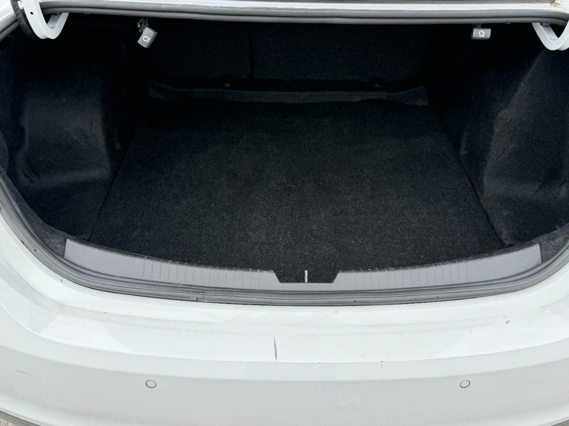 Chevrolet Malibu Vehicle Full-screen Gallery Image 05