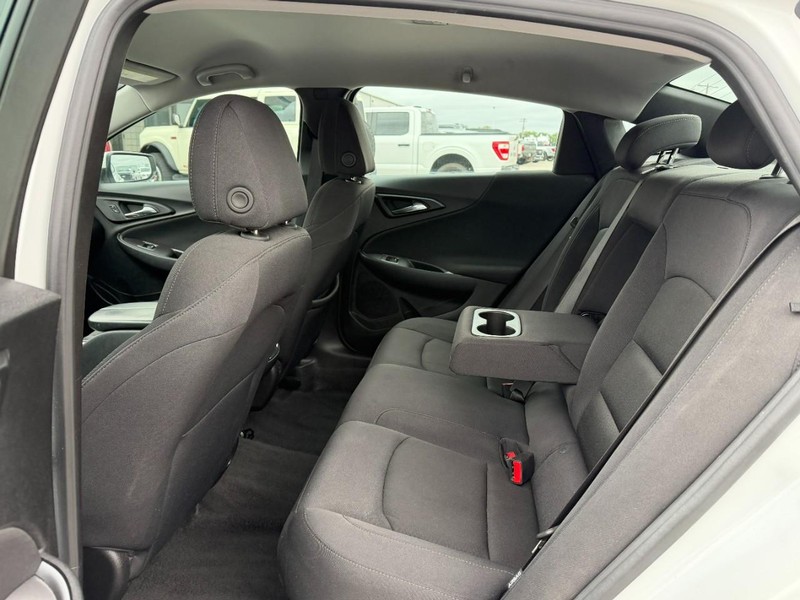 Chevrolet Malibu Vehicle Full-screen Gallery Image 10