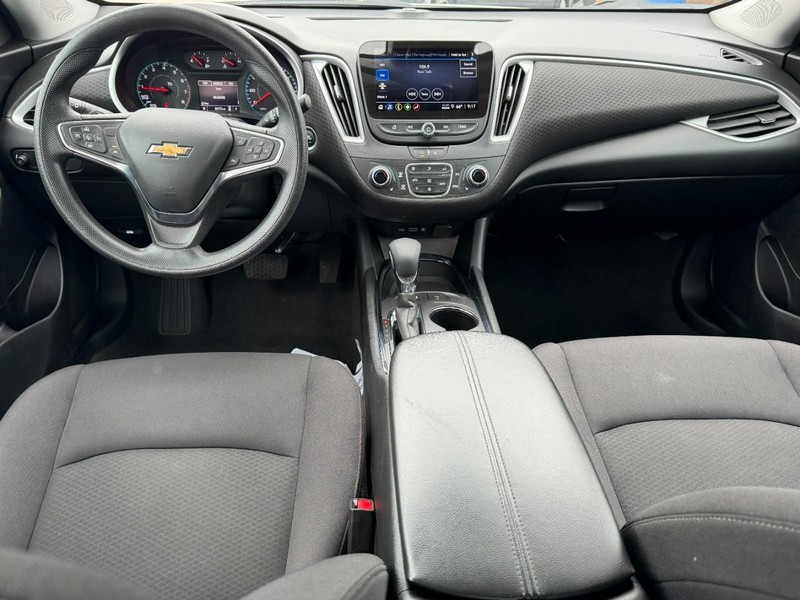 Chevrolet Malibu Vehicle Full-screen Gallery Image 11