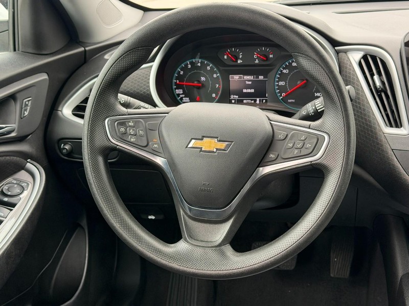 Chevrolet Malibu Vehicle Full-screen Gallery Image 12