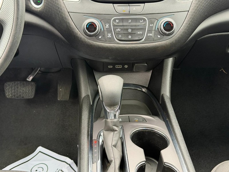 Chevrolet Malibu Vehicle Full-screen Gallery Image 14
