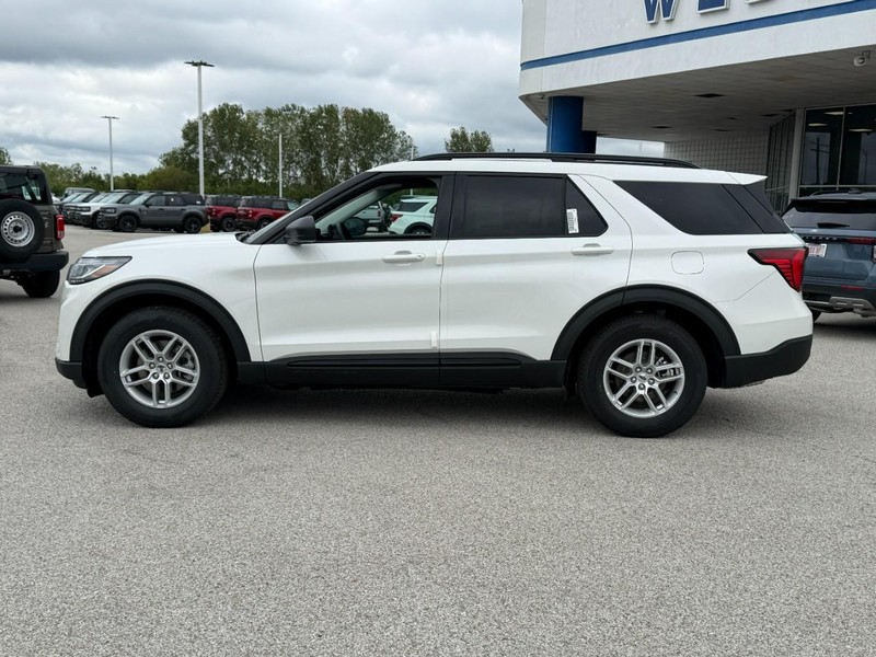 Ford Explorer Vehicle Full-screen Gallery Image 2