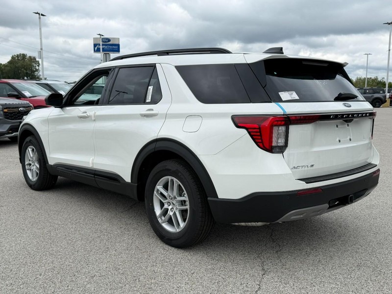 Ford Explorer Vehicle Full-screen Gallery Image 3