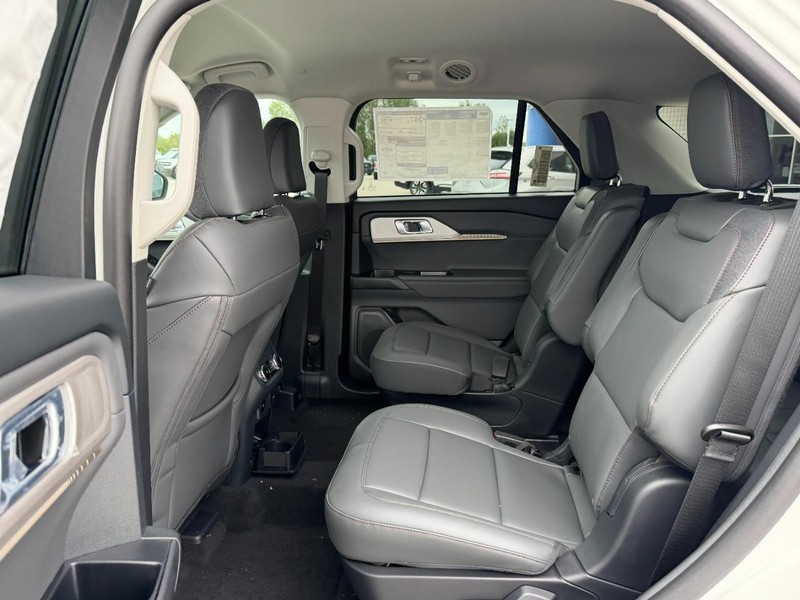 Ford Explorer Vehicle Full-screen Gallery Image 4