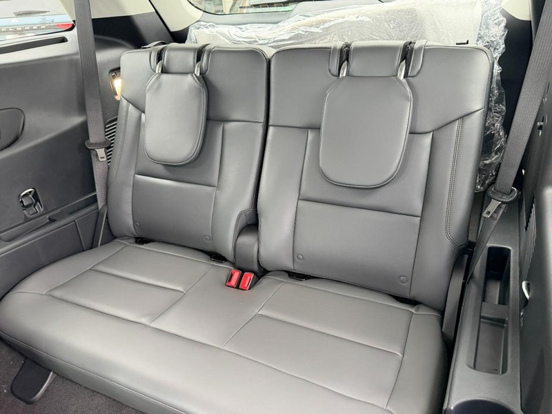 Ford Explorer Vehicle Full-screen Gallery Image 5
