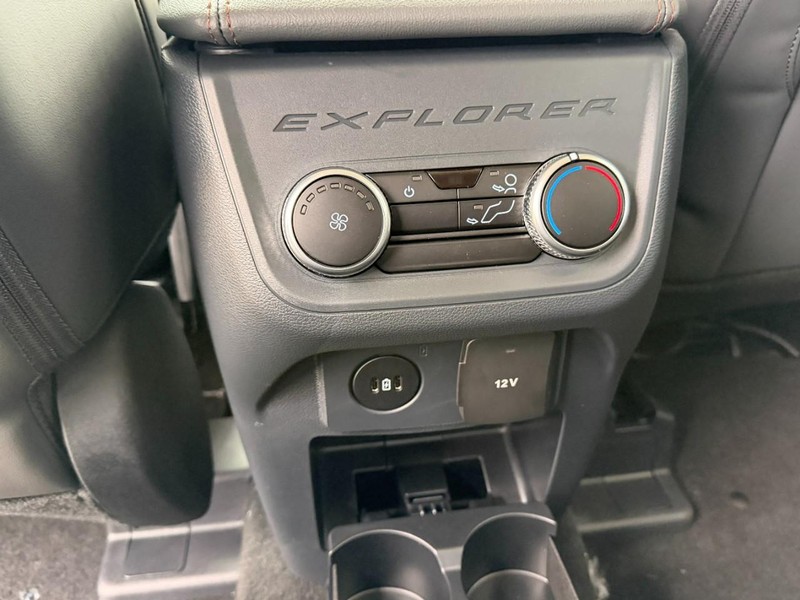 Ford Explorer Vehicle Full-screen Gallery Image 6