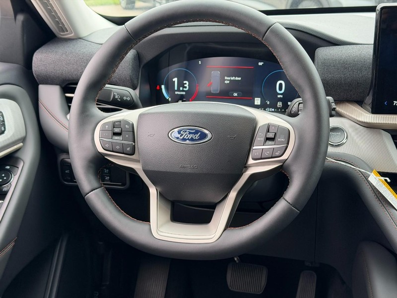 Ford Explorer Vehicle Full-screen Gallery Image 8