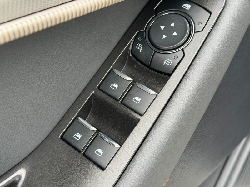 Ford Explorer Vehicle Full-screen Gallery Image 10