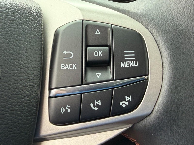 Ford Explorer Vehicle Full-screen Gallery Image 13
