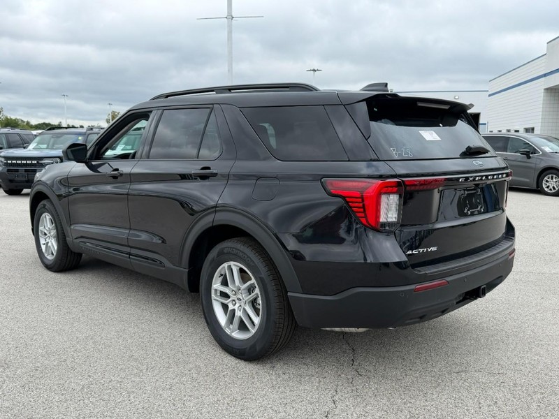 Ford Explorer Vehicle Full-screen Gallery Image 3