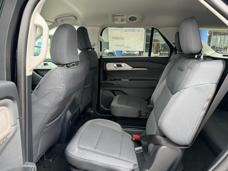 Ford Explorer Vehicle Full-screen Gallery Image 4