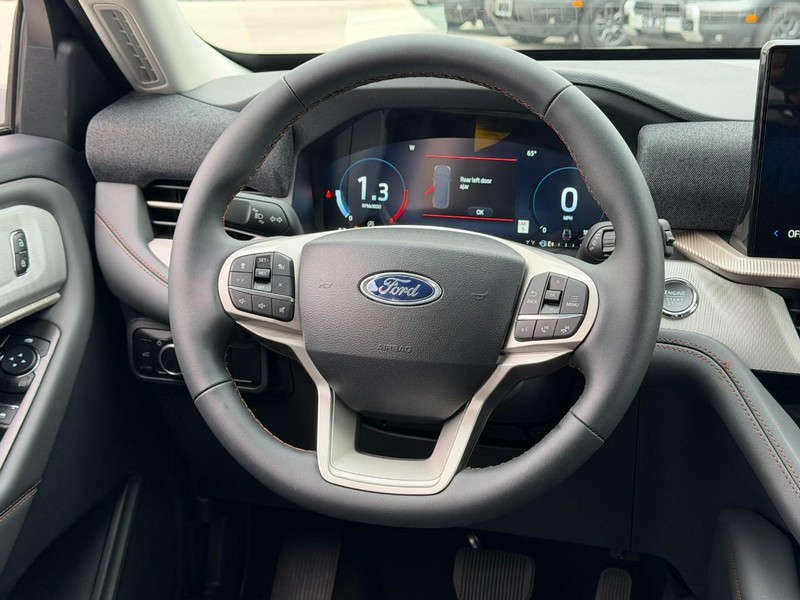 Ford Explorer Vehicle Full-screen Gallery Image 6