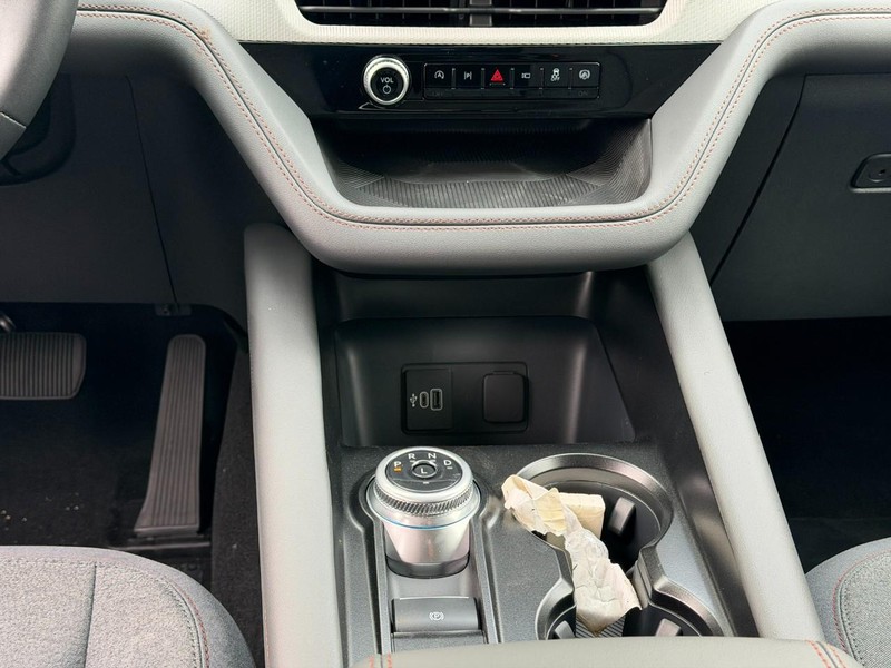 Ford Explorer Vehicle Full-screen Gallery Image 8