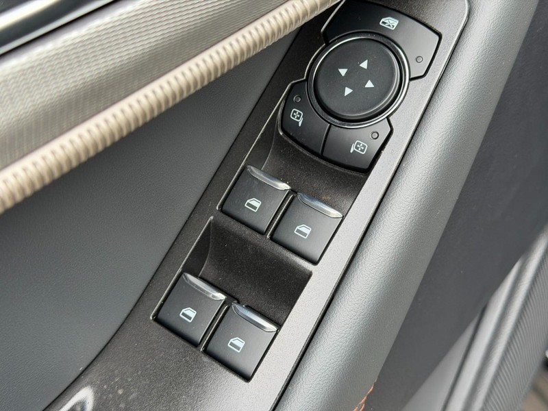 Ford Explorer Vehicle Full-screen Gallery Image 9