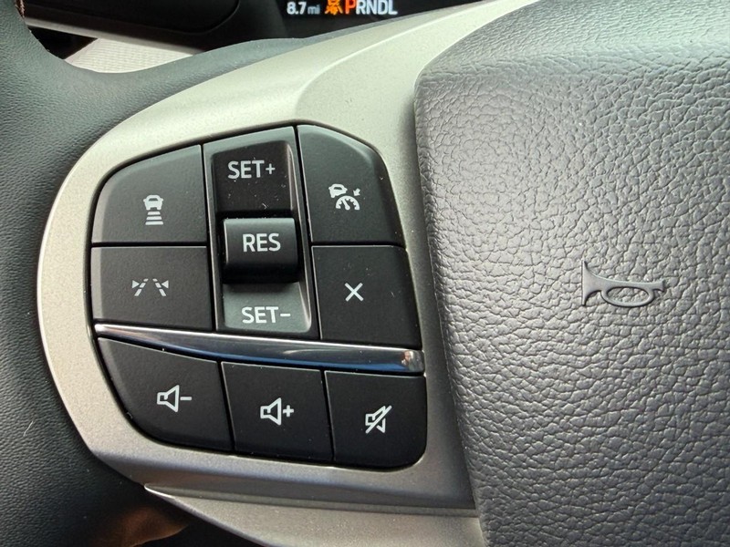 Ford Explorer Vehicle Full-screen Gallery Image 11