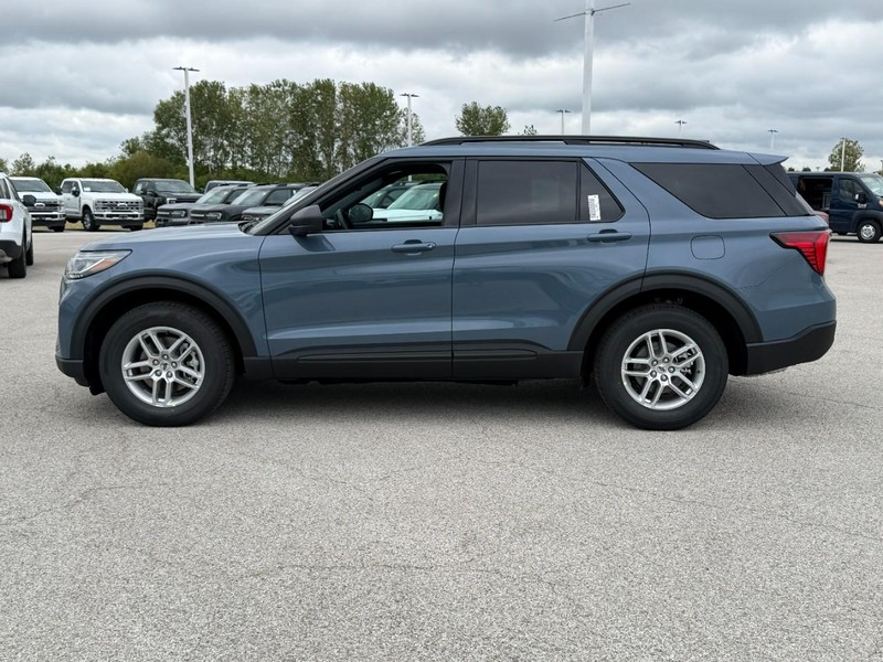 Ford Explorer Vehicle Full-screen Gallery Image 2