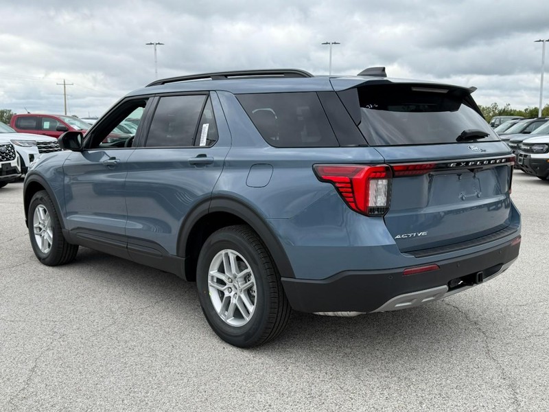 Ford Explorer Vehicle Full-screen Gallery Image 3