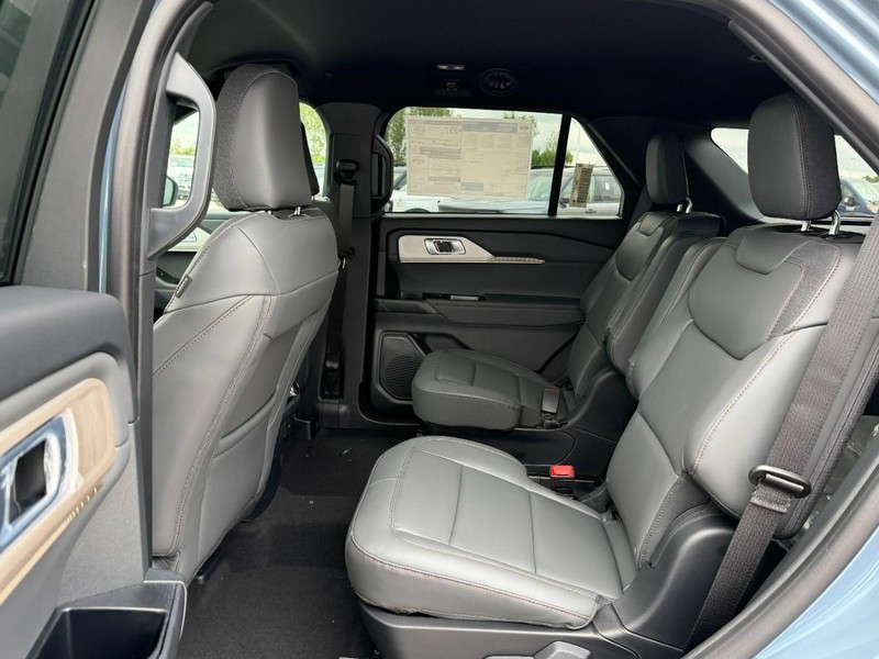 Ford Explorer Vehicle Full-screen Gallery Image 4