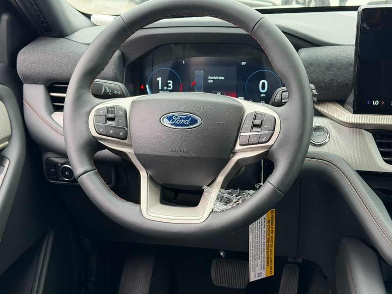 Ford Explorer Vehicle Full-screen Gallery Image 6
