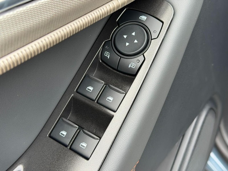 Ford Explorer Vehicle Full-screen Gallery Image 9