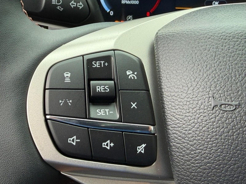 Ford Explorer Vehicle Full-screen Gallery Image 11