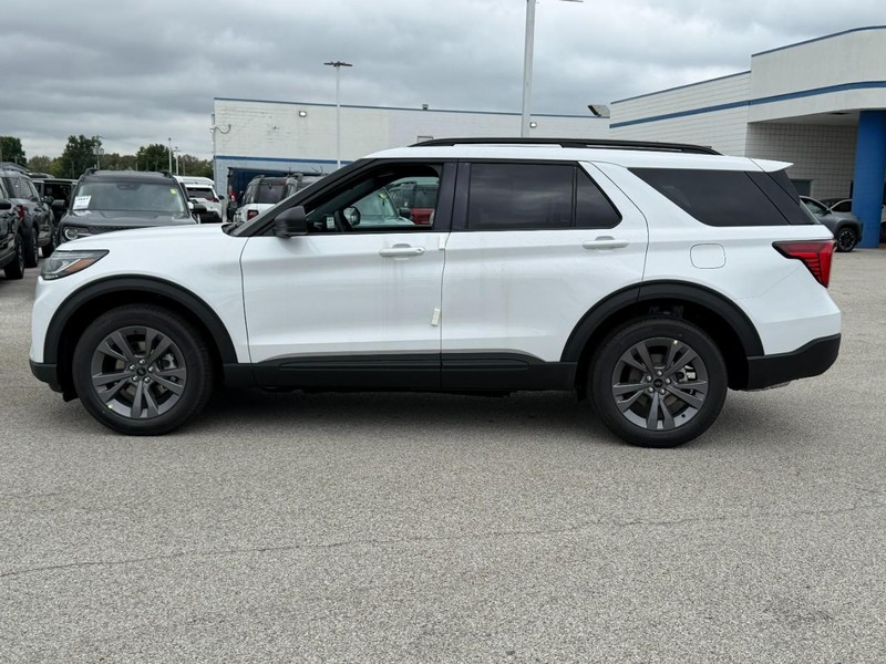 Ford Explorer Vehicle Full-screen Gallery Image 2