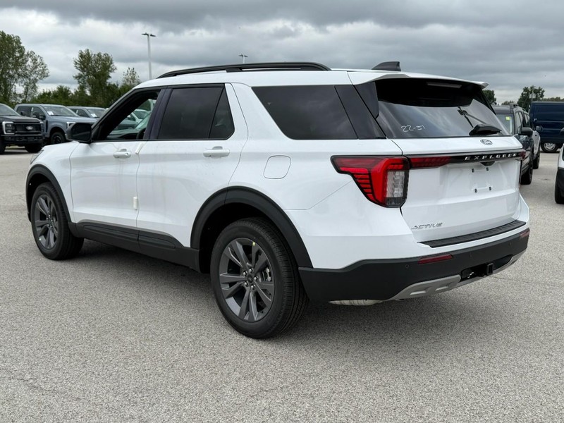 Ford Explorer Vehicle Full-screen Gallery Image 3