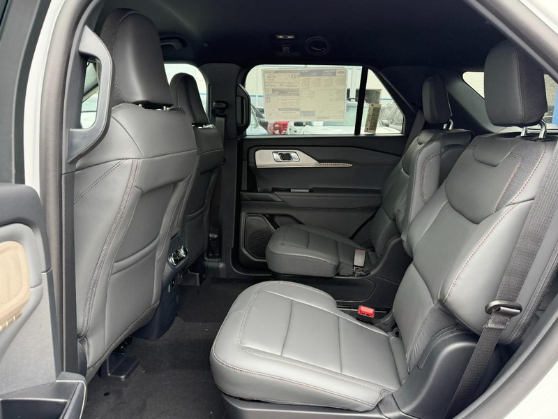 Ford Explorer Vehicle Full-screen Gallery Image 4