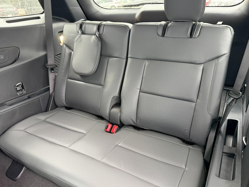 Ford Explorer Vehicle Full-screen Gallery Image 5